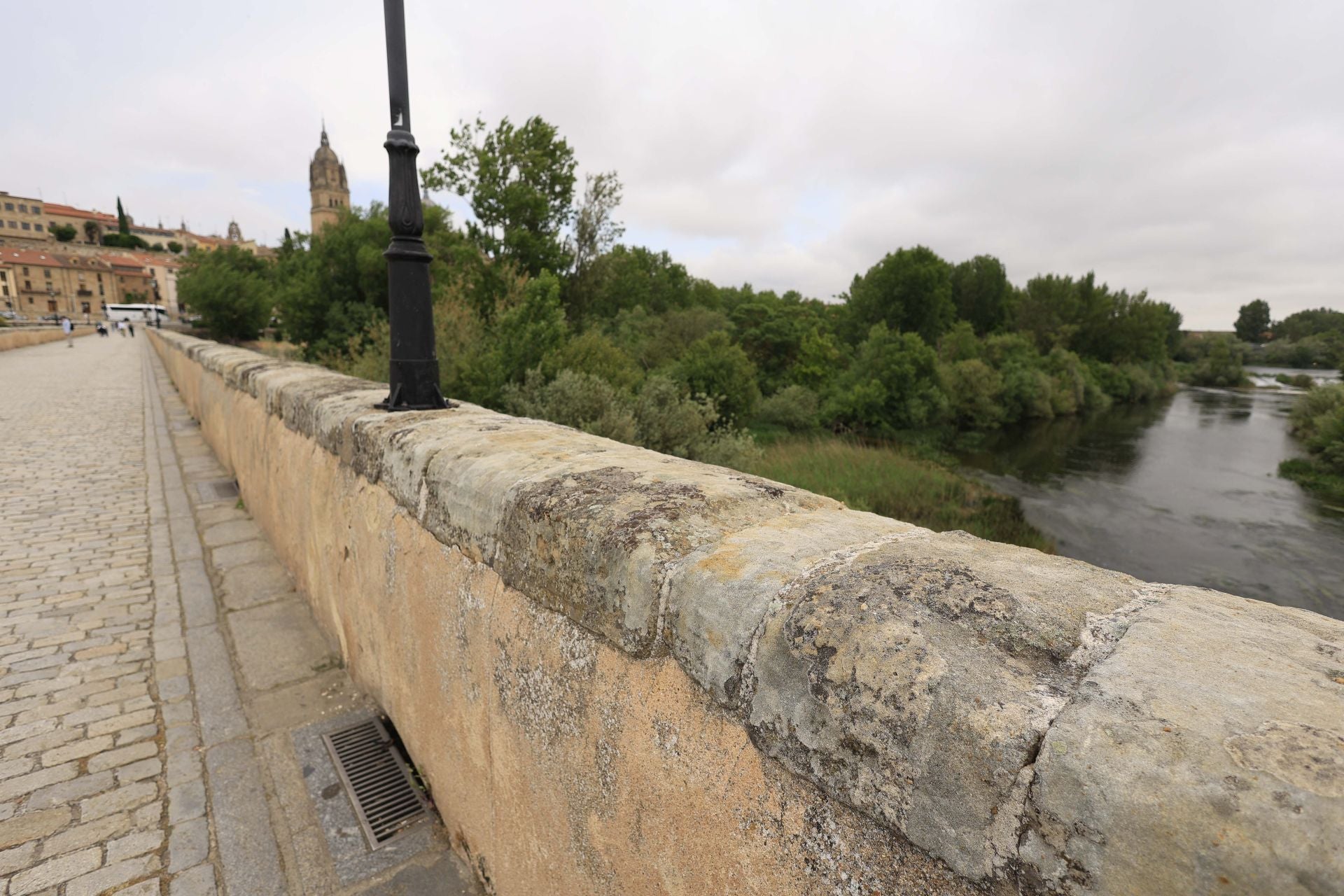 Los daños del Puente Romano de Salamanca que sobrevive a 2.000 años sobre el Tormes