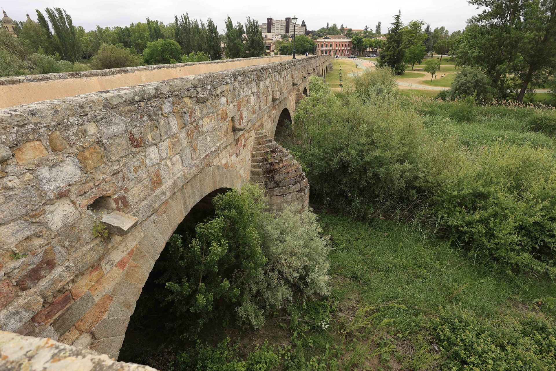 Los daños del Puente Romano de Salamanca que sobrevive a 2.000 años sobre el Tormes