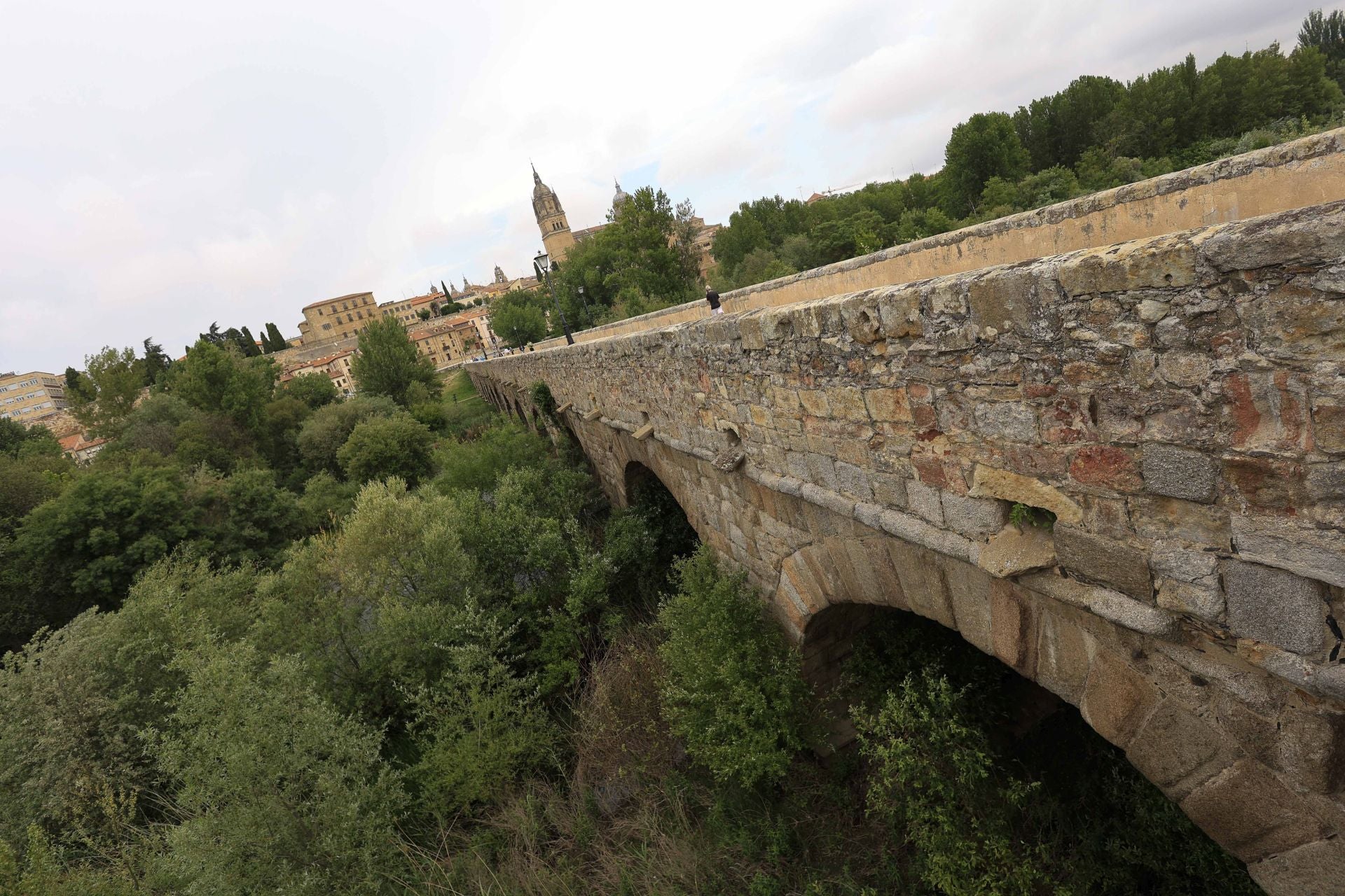 Los daños del Puente Romano de Salamanca que sobrevive a 2.000 años sobre el Tormes