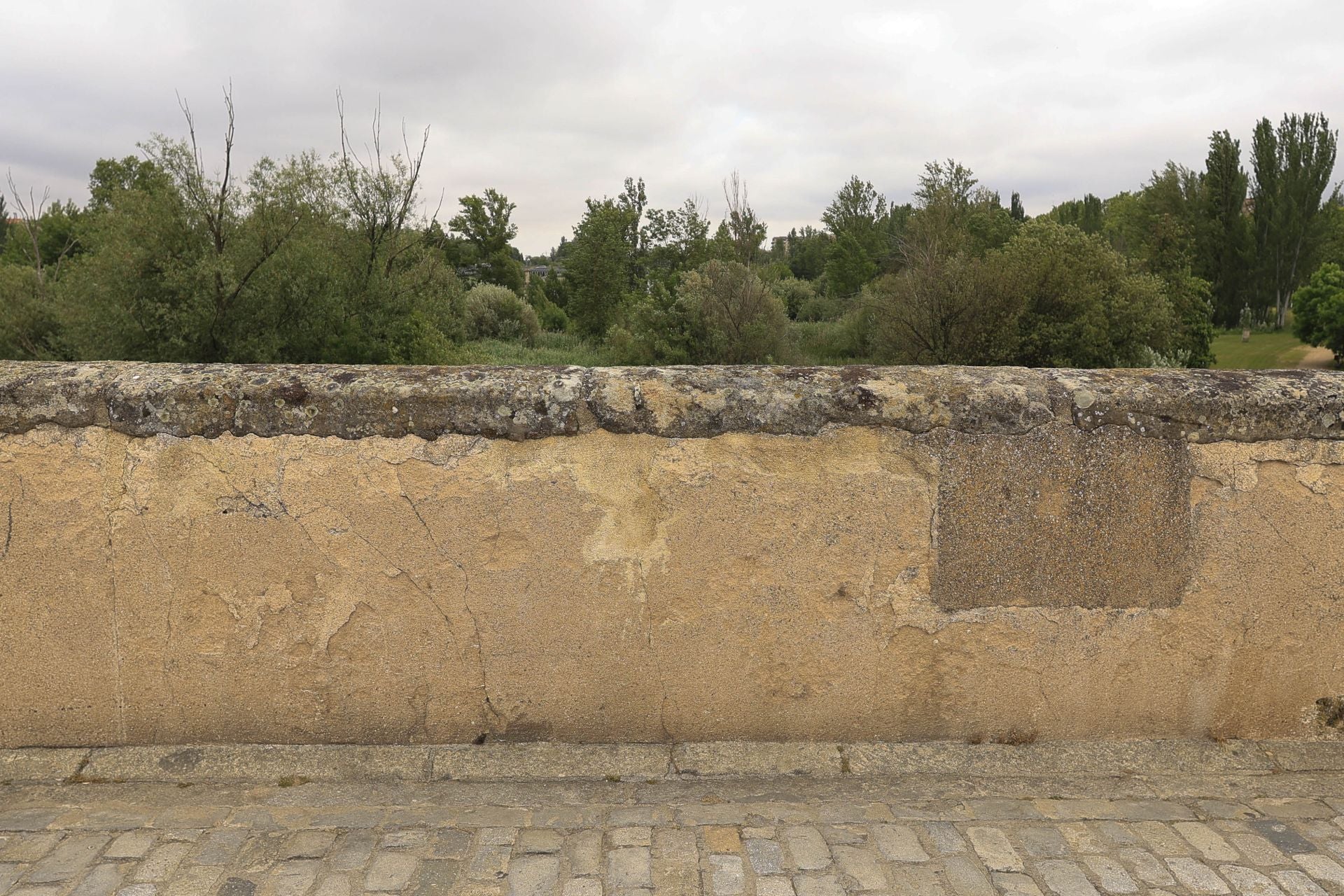 Los daños del Puente Romano de Salamanca que sobrevive a 2.000 años sobre el Tormes