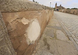 Mortero parcheado en uno de los interiores del pretil del puente mayo o romano de Salamanca
