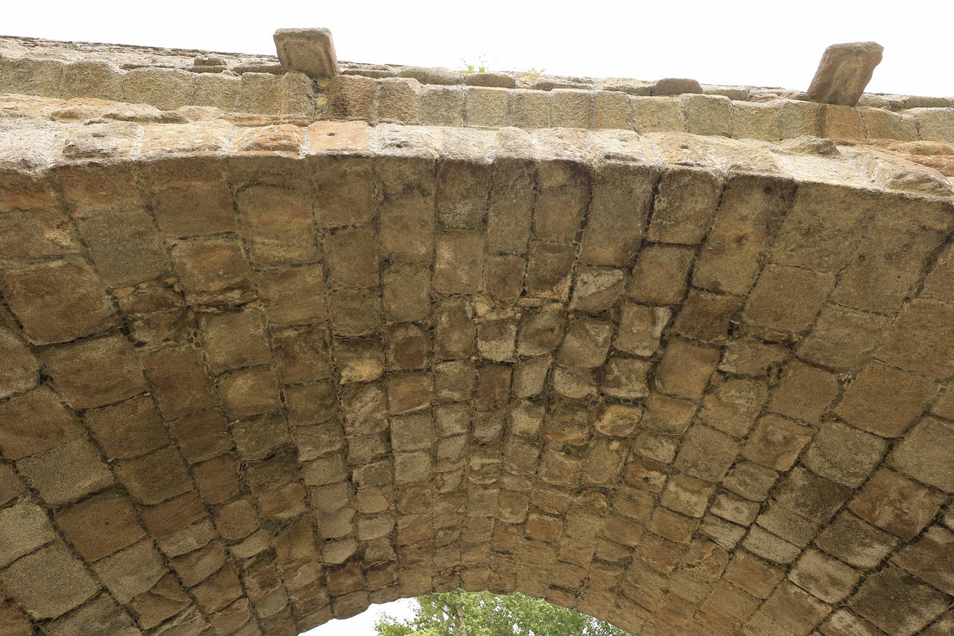Los daños del Puente Romano de Salamanca que sobrevive a 2.000 años sobre el Tormes