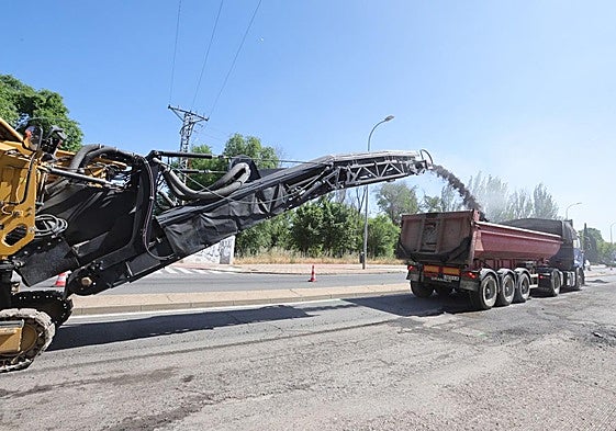 Fresado del carril lleno de baches de la avenida de Lasalle.
