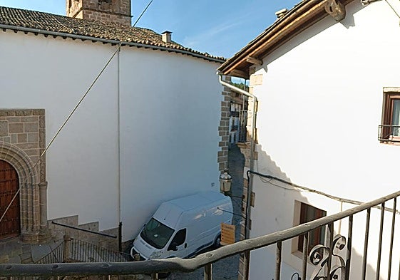 Exterior de la vivienda junto a la parroquia de la Virgen de la Asunción.