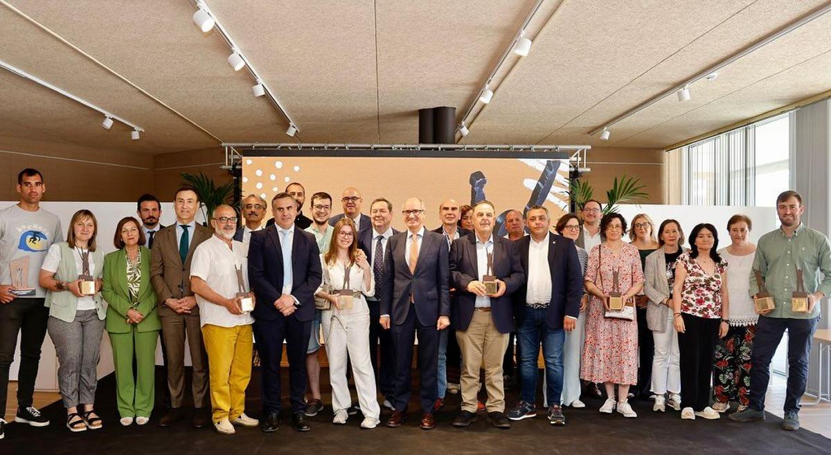 Javier Iglesias, presidente de la Diputación, junto con los premiados.