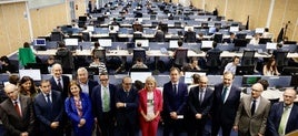 Agustín Delgado (tercero por la derecha), acompañado por Leticia García, Enrique Manuel García, Jorge Jiménez, Juan Manuel Corchado, Eloy Ruiz, Javier Iglesias y Rosa López.