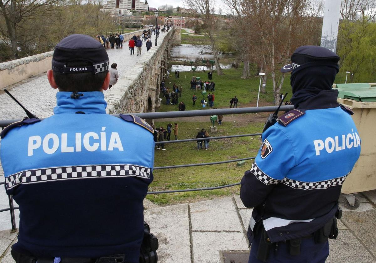 Un botellón nocturno en el Puente Romano acaba en persecución y denuncia en Salamanca