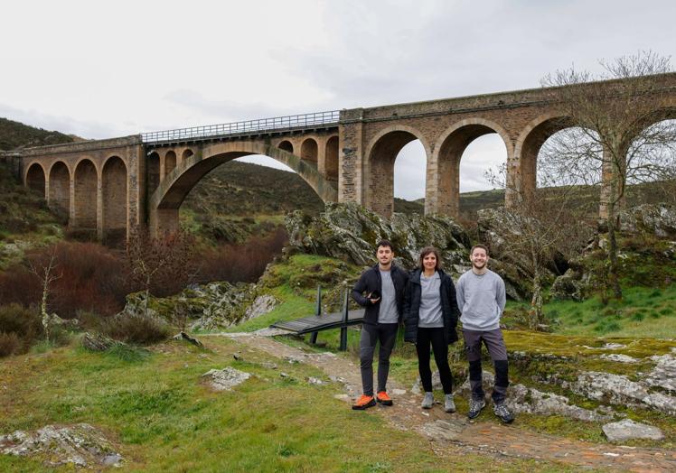 Olivia Rivero en Siega Verde con los miembros de su grupo de investigación LABTEC Xabier Eguilleor y Miguel García.