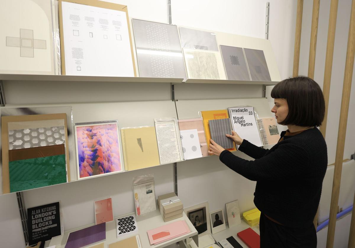 Arte, libros y errores bellos: la artista afincada en Salamanca que expone en el DA2