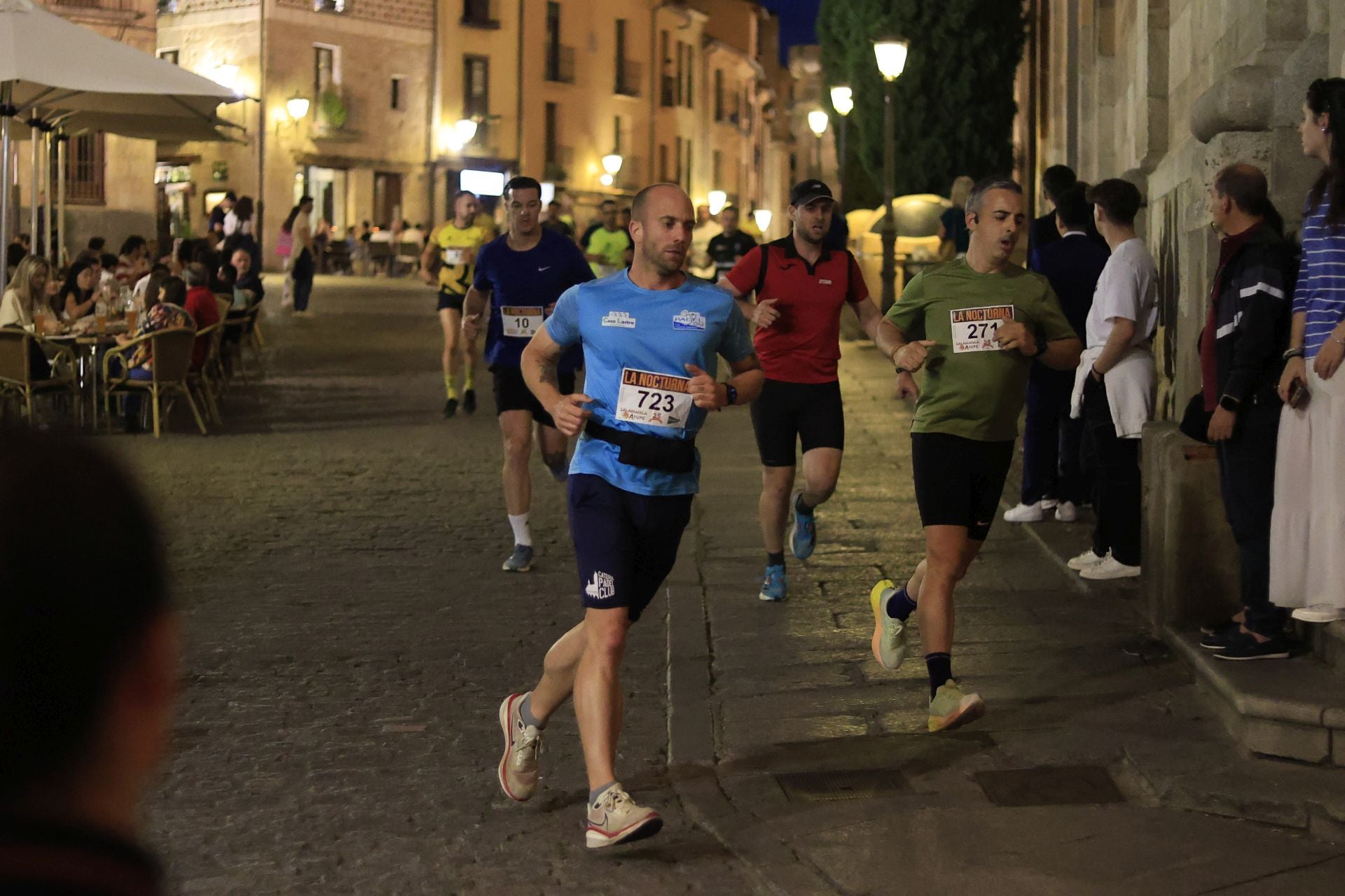 En imágenes la carrera nocturna que llena las calles de Salamanca en su XXV edición