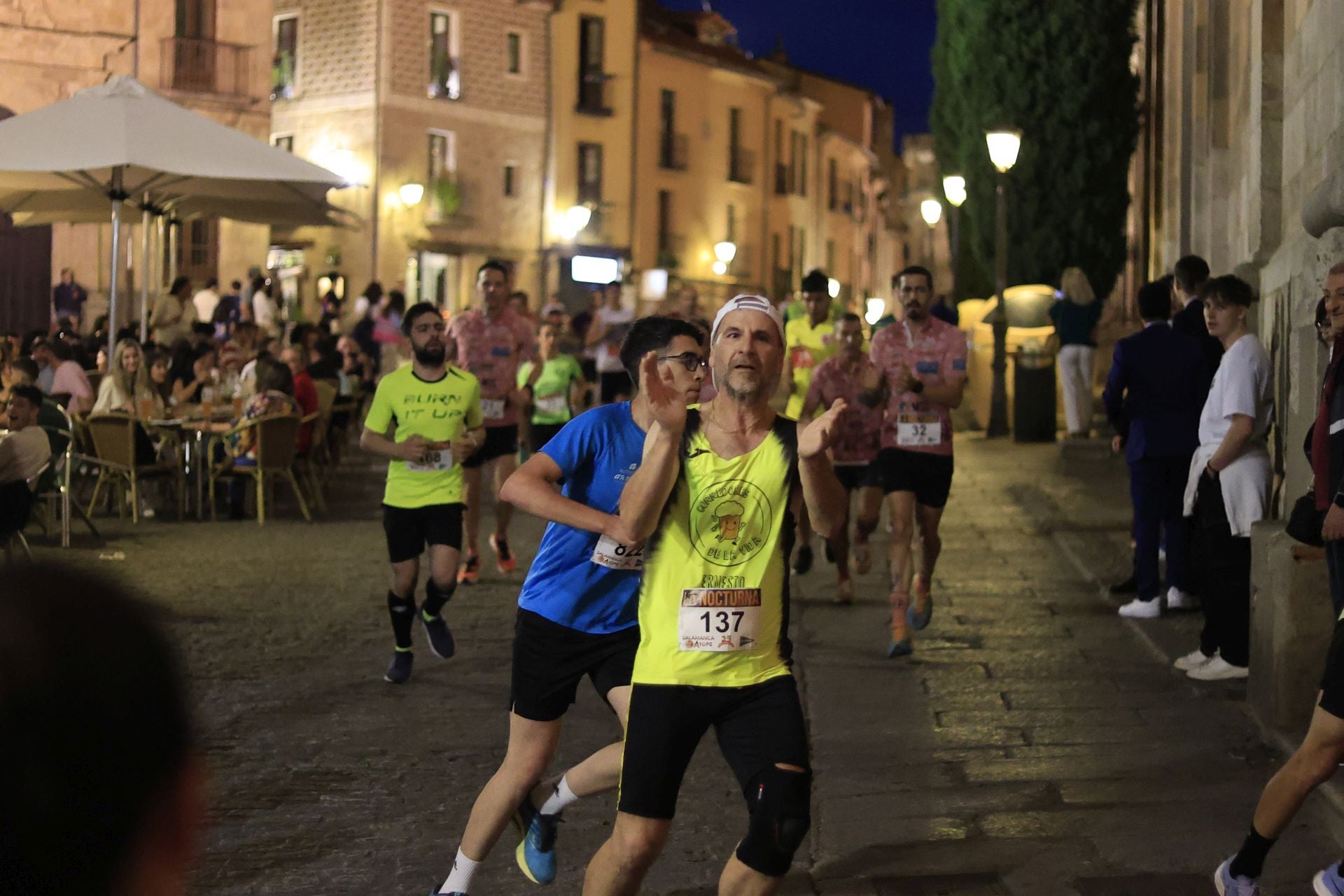 En imágenes la carrera nocturna que llena las calles de Salamanca en su XXV edición
