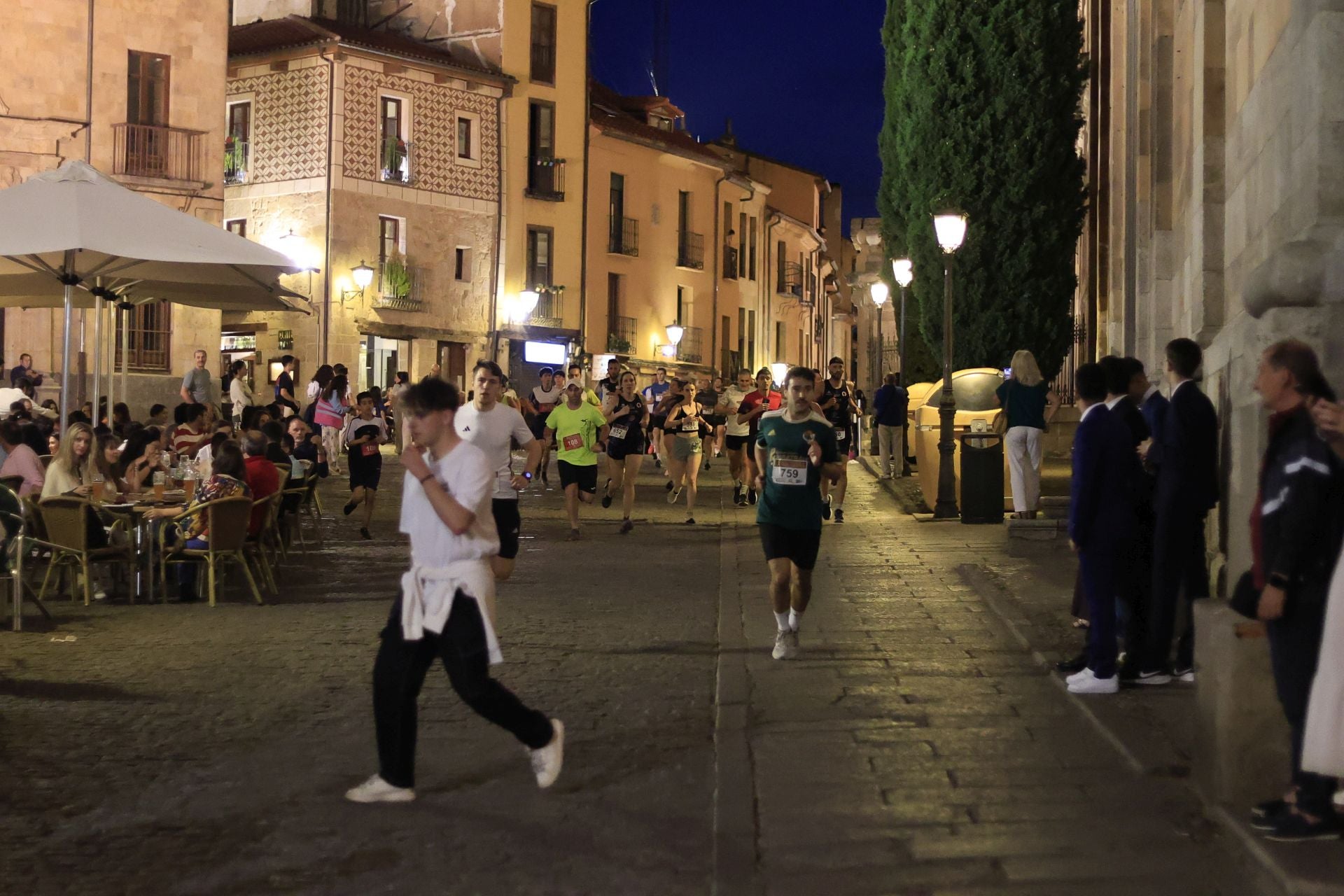 En imágenes la carrera nocturna que llena las calles de Salamanca en su XXV edición