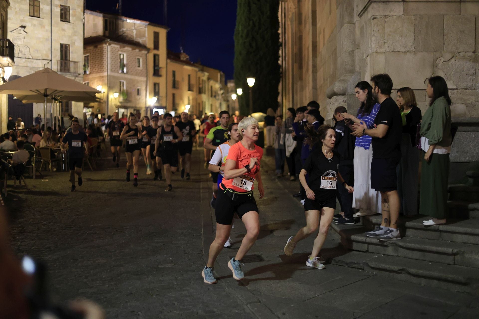 En imágenes la carrera nocturna que llena las calles de Salamanca en su XXV edición