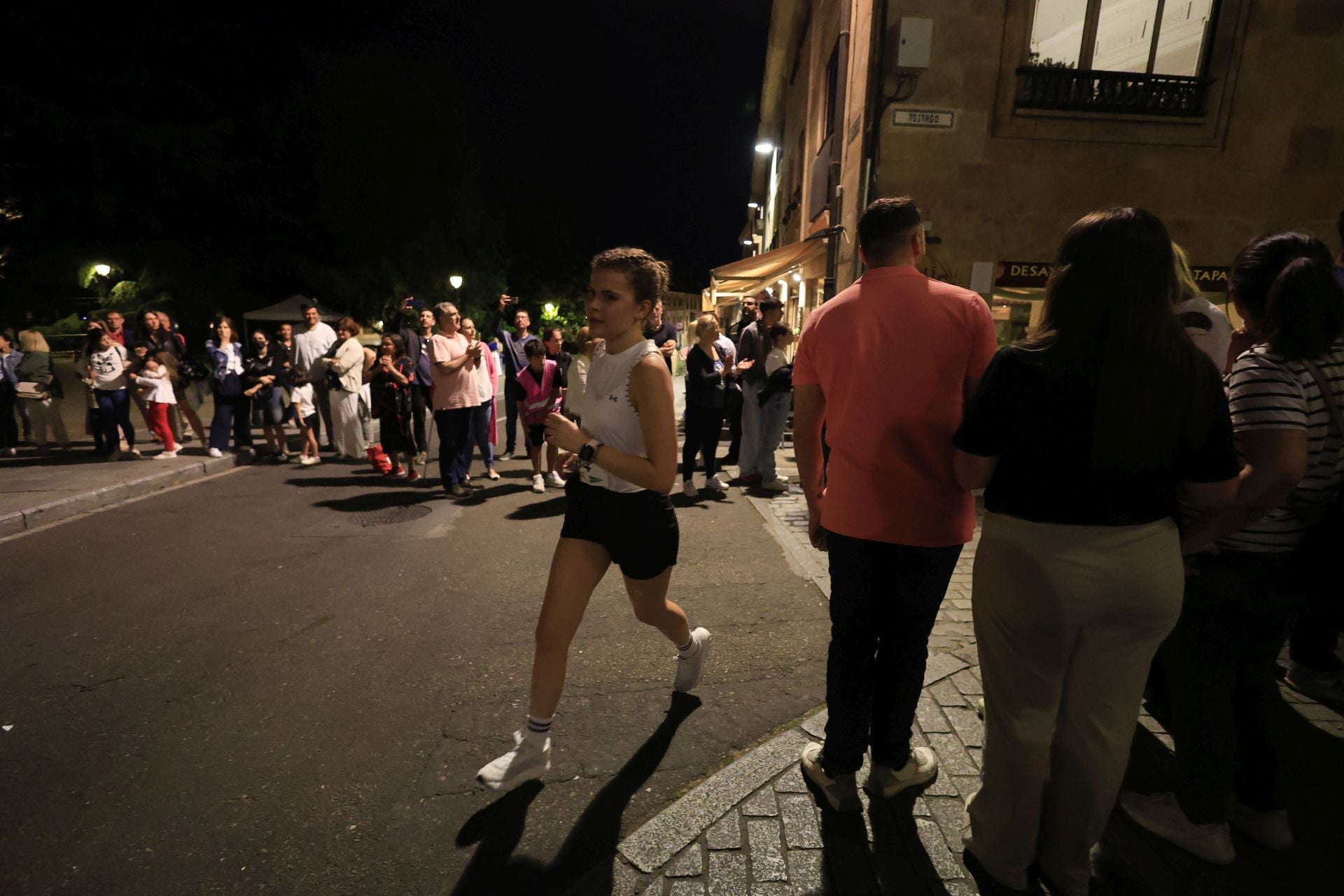 En imágenes la carrera nocturna que llena las calles de Salamanca en su XXV edición