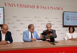 Momento de la firma del acuerdo de colaboración entre ambas instituciones.