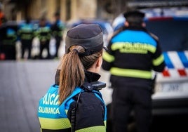 Dos policías locales de Salamanca, en una intervención en una imagen de archivo.