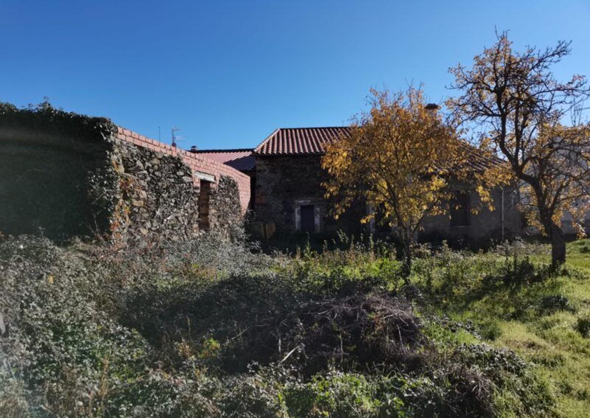 Imagem secundária 1 - Terra de prata, exterior da casa e uma das canetas.