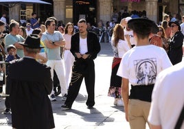 Ángel Lemus junto con parte del equipo en la Plaza Mayor de Salamanca durante la grabación del videoclip.