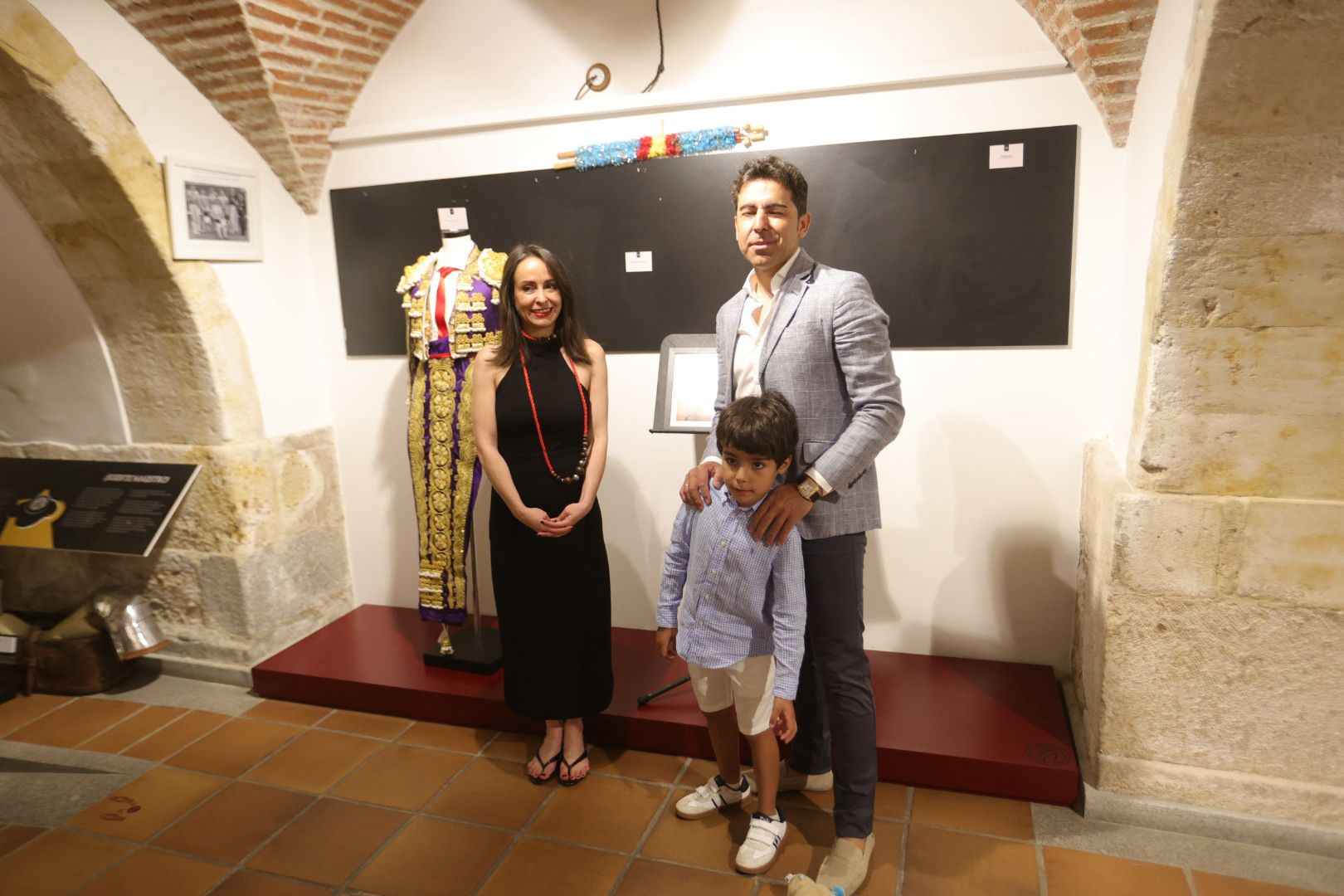 El torero Javier Valverde dona al Museo Taurino un traje de luces nazareno