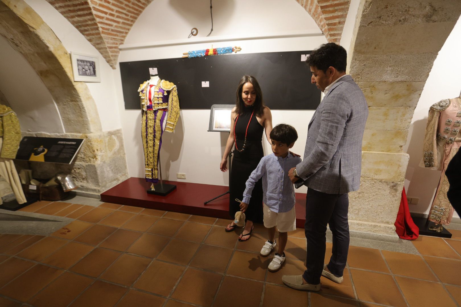 El torero Javier Valverde dona al Museo Taurino un traje de luces nazareno