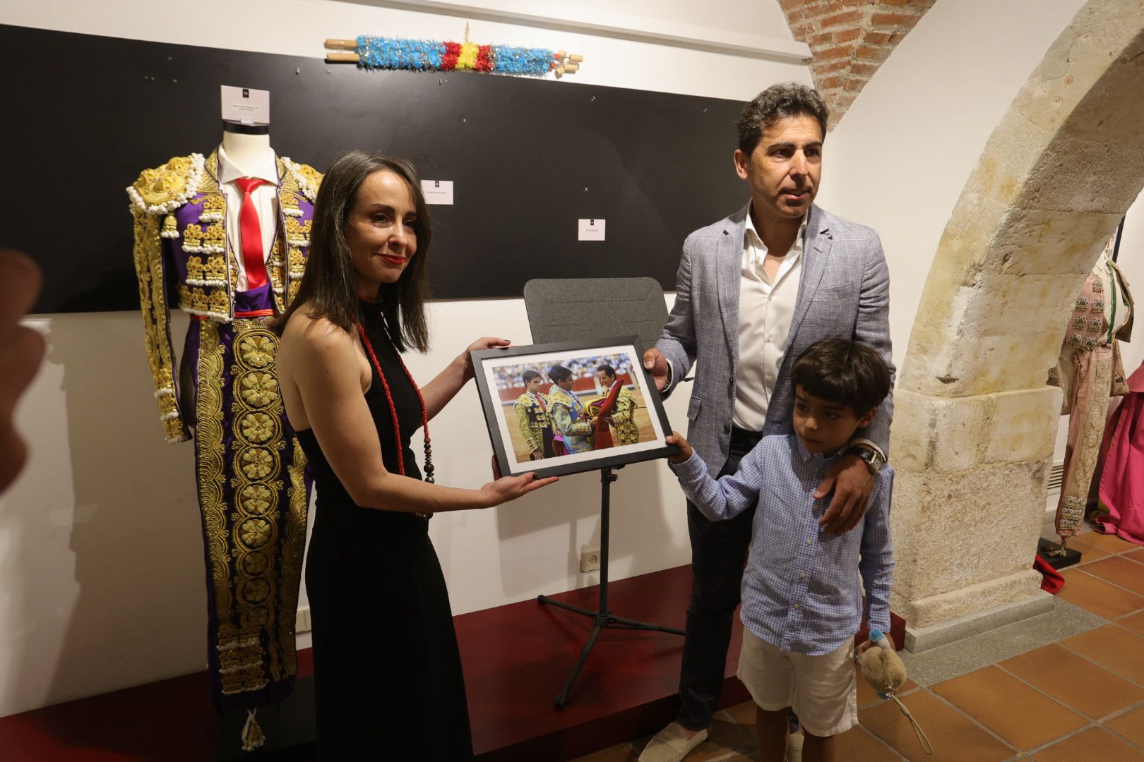El torero Javier Valverde dona al Museo Taurino un traje de luces nazareno