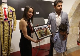 El torero Javier Valverde dona al Museo Taurino un traje de luces nazareno