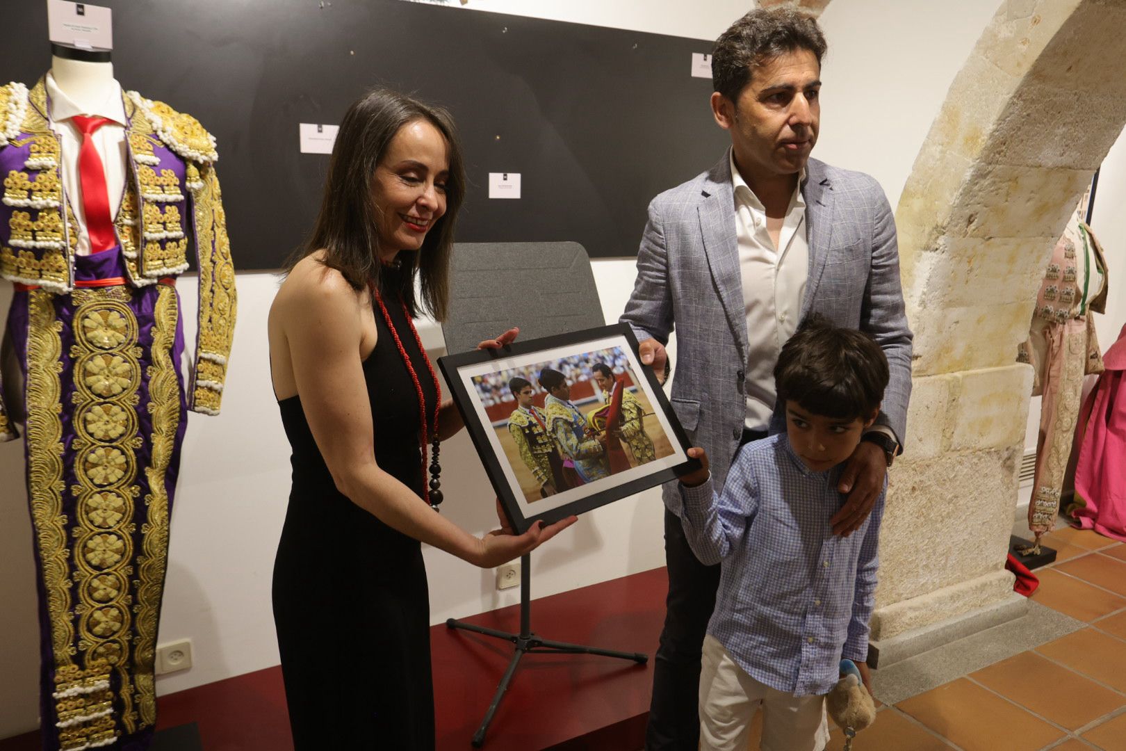 El torero Javier Valverde dona al Museo Taurino un traje de luces nazareno