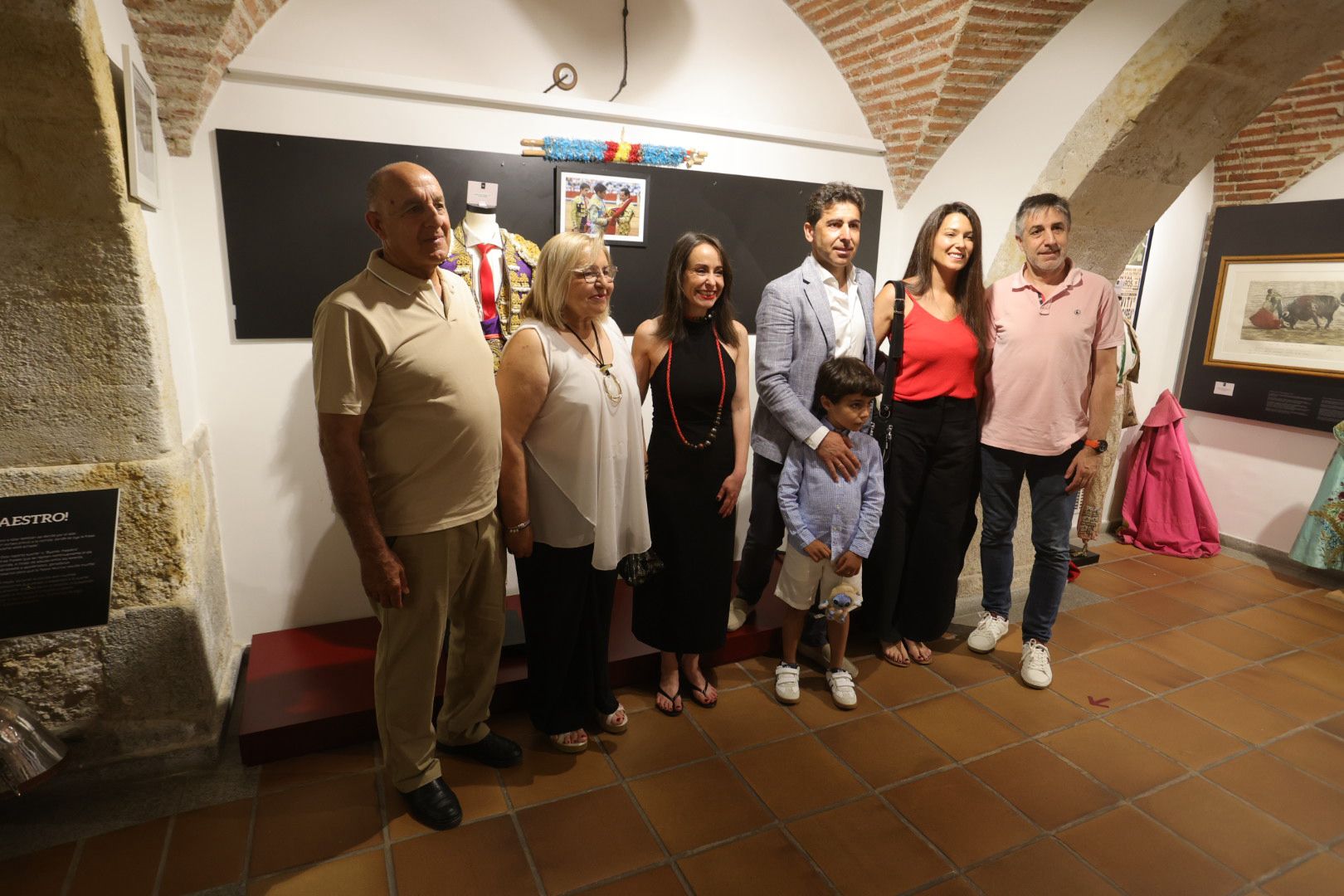 El torero Javier Valverde dona al Museo Taurino un traje de luces nazareno