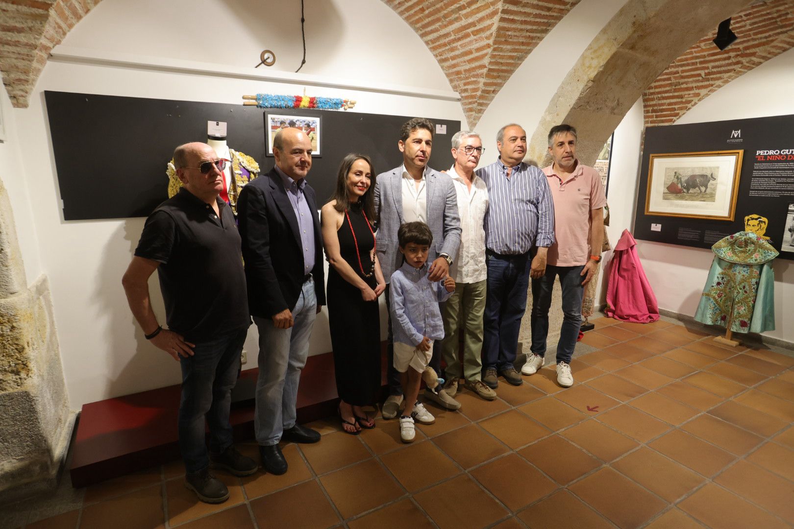 El torero Javier Valverde dona al Museo Taurino un traje de luces nazareno