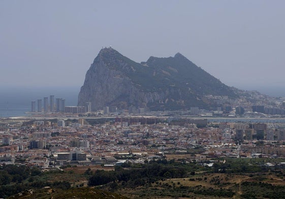 Un histórico acuerdo sobre Gibraltar elimina la verja y los registros en la frontera