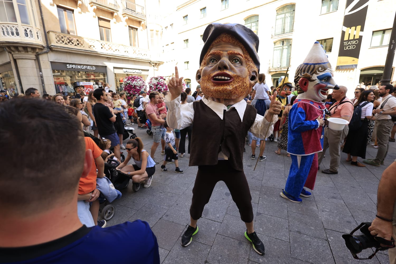 Gigantes y Cabezudos toman las calles del centro de Salamanca