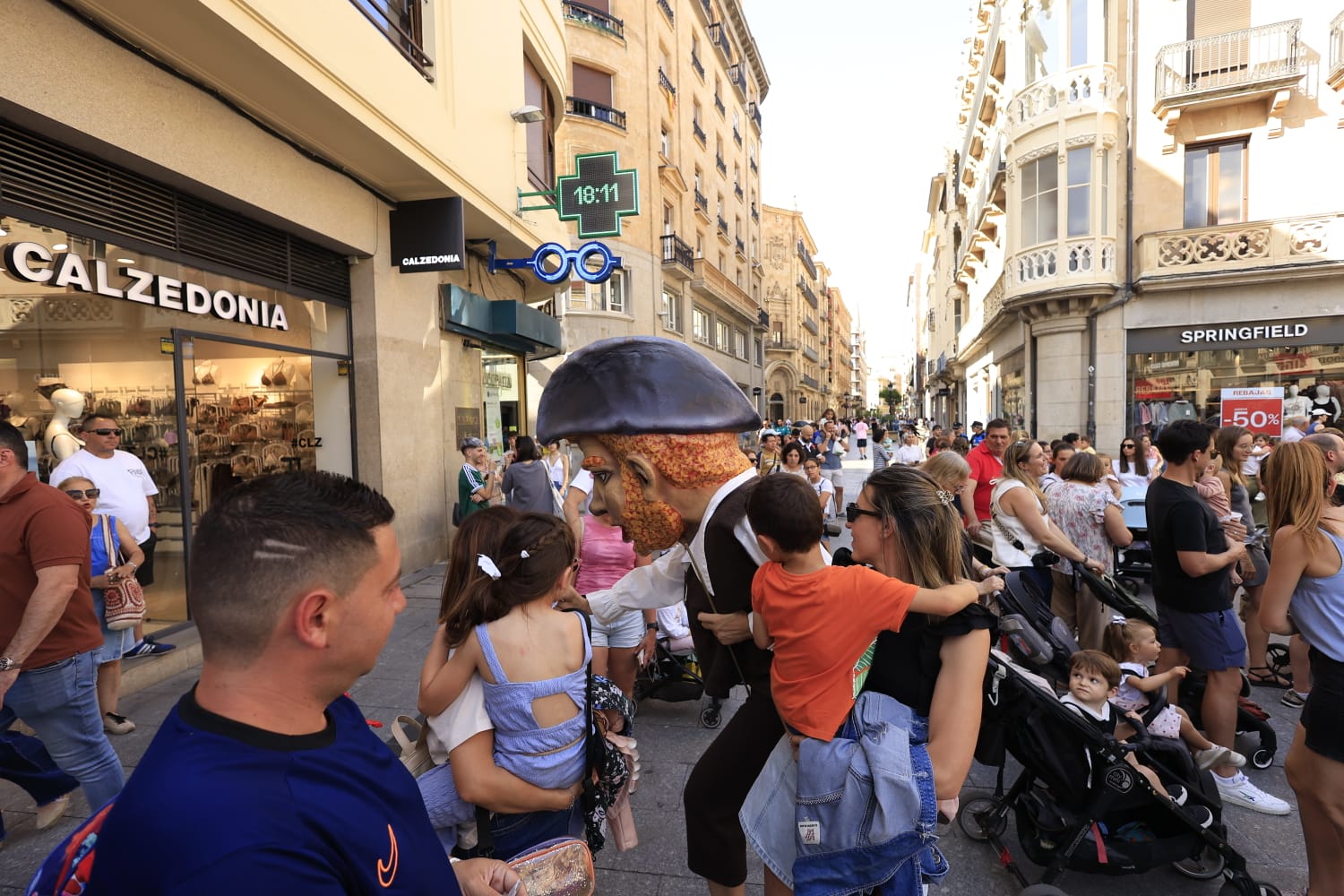 Gigantes y Cabezudos toman las calles del centro de Salamanca