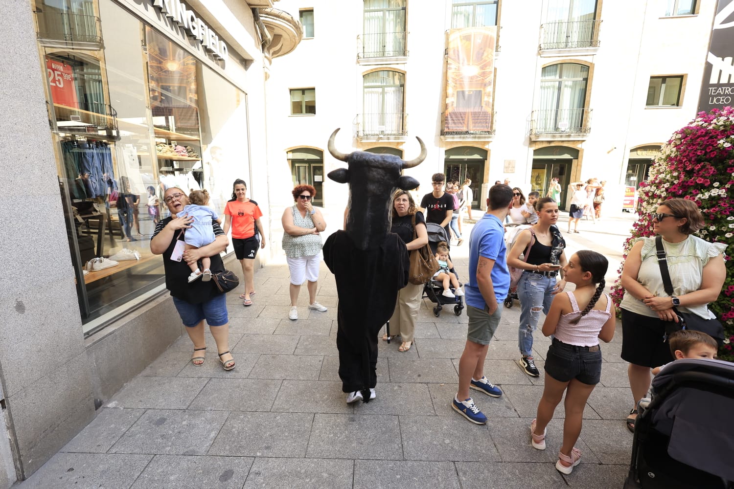 Gigantes y Cabezudos toman las calles del centro de Salamanca