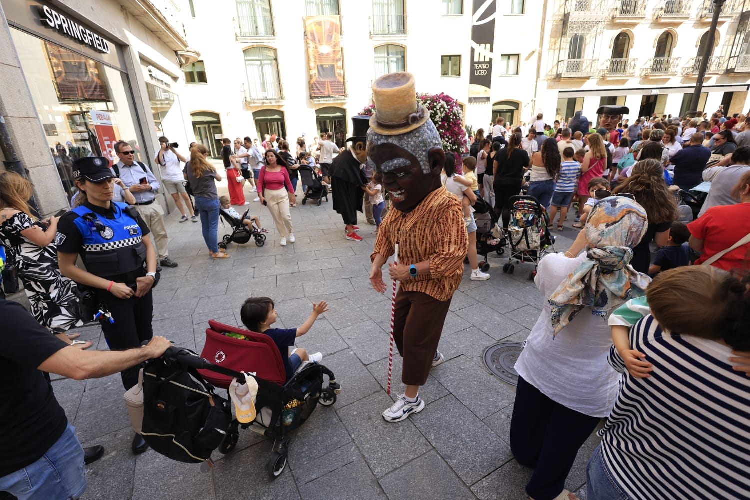 Gigantes y Cabezudos toman las calles del centro de Salamanca