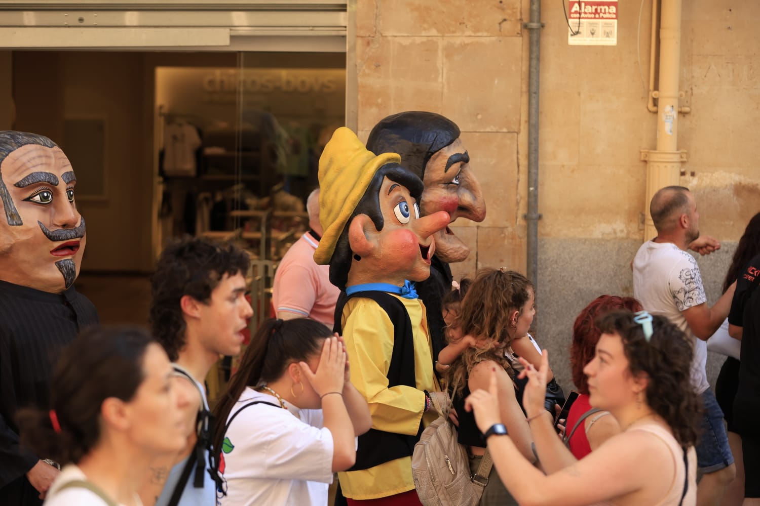Gigantes y Cabezudos toman las calles del centro de Salamanca