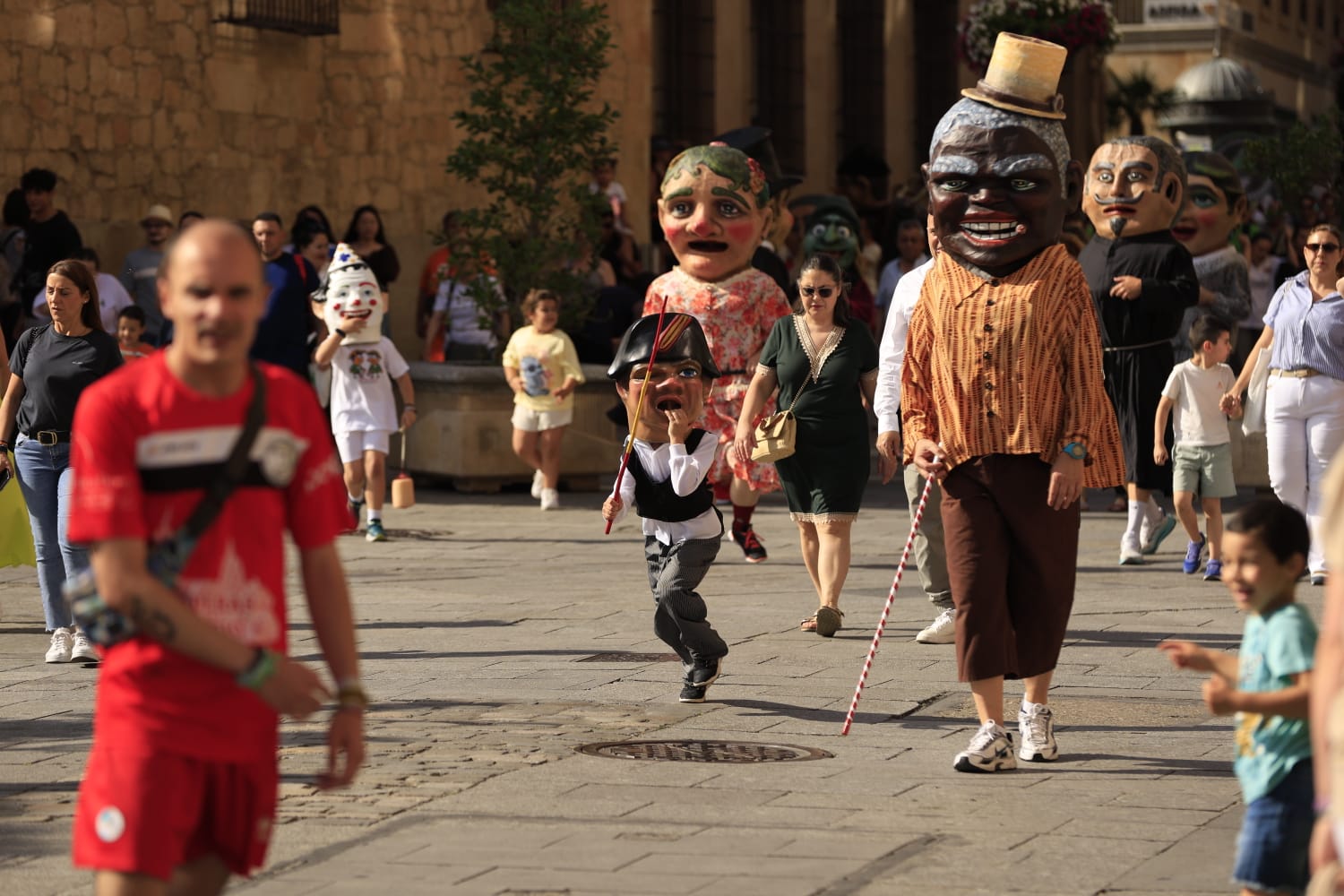Gigantes y Cabezudos toman las calles del centro de Salamanca