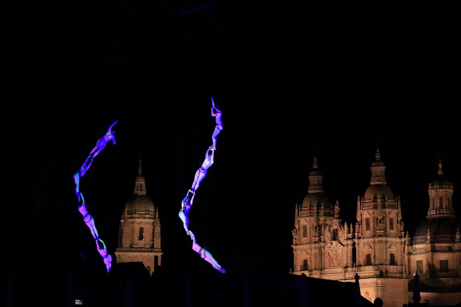 Un fascinante ballet flotante sobre la Plaza Mayor de Salamanca asombra a miles de asistentes
