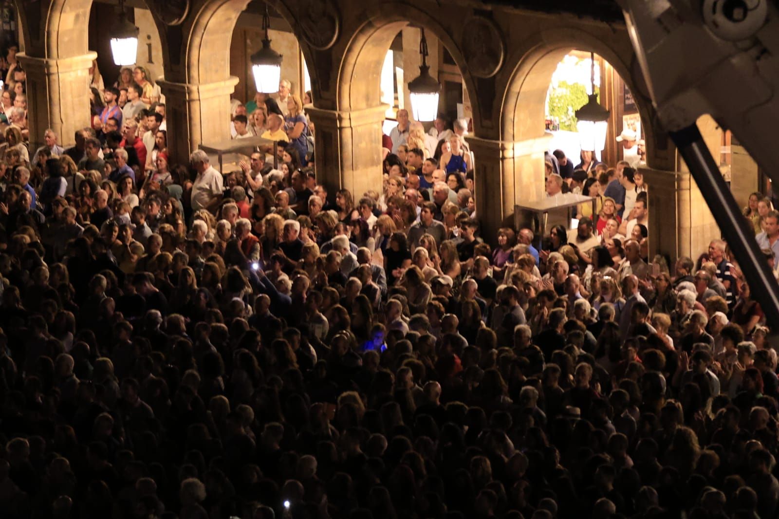 Un fascinante ballet flotante sobre la Plaza Mayor de Salamanca asombra a miles de asistentes