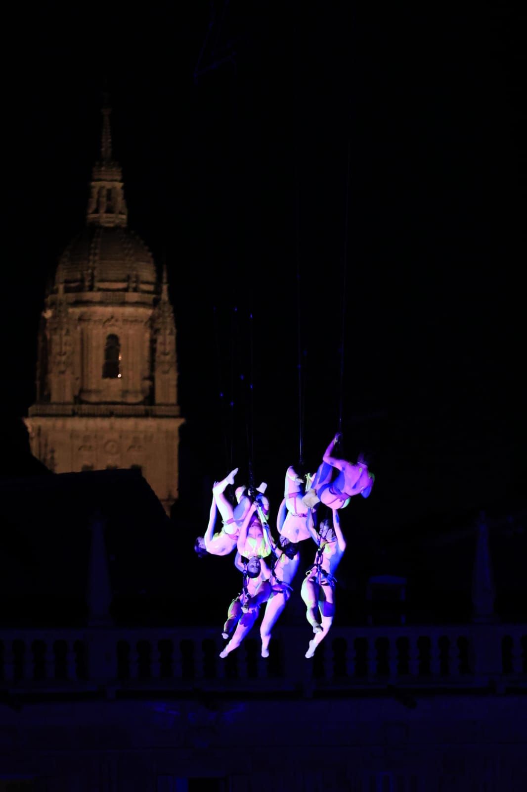 Un fascinante ballet flotante sobre la Plaza Mayor de Salamanca asombra a miles de asistentes