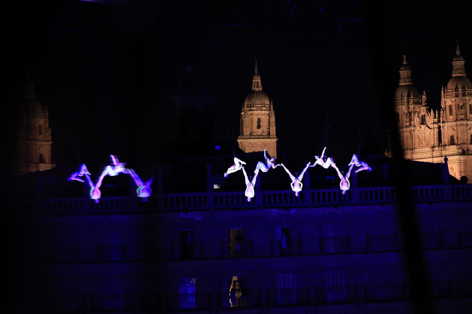 Un fascinante ballet flotante sobre la Plaza Mayor de Salamanca asombra a miles de asistentes