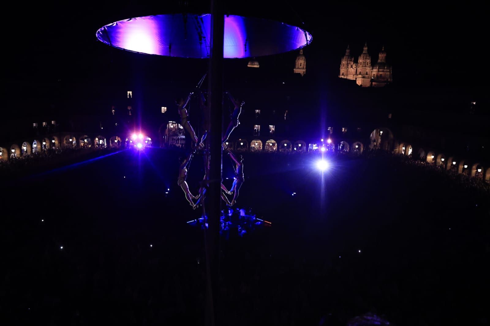 Un fascinante ballet flotante sobre la Plaza Mayor de Salamanca asombra a miles de asistentes