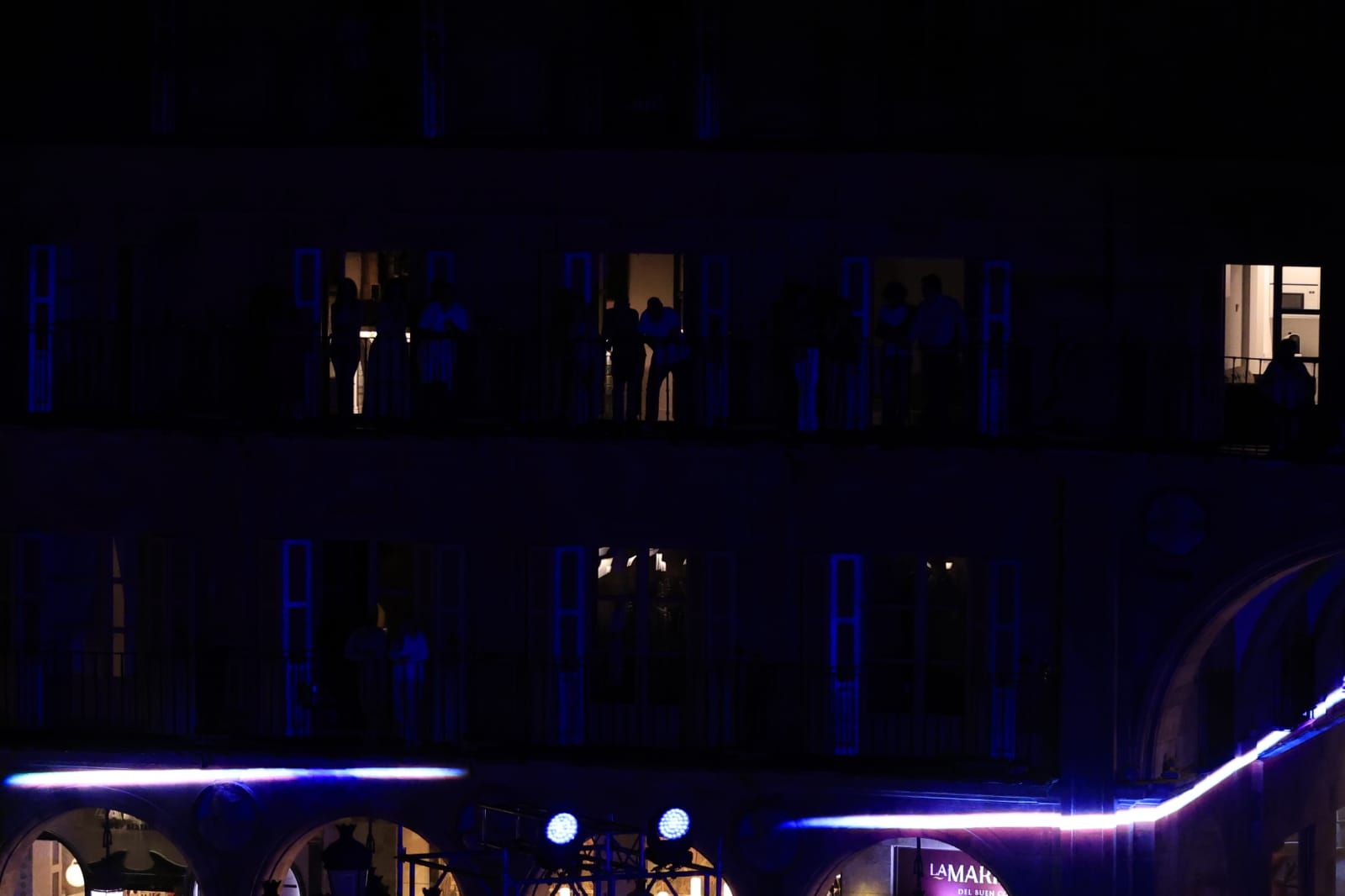 Un fascinante ballet flotante sobre la Plaza Mayor de Salamanca asombra a miles de asistentes