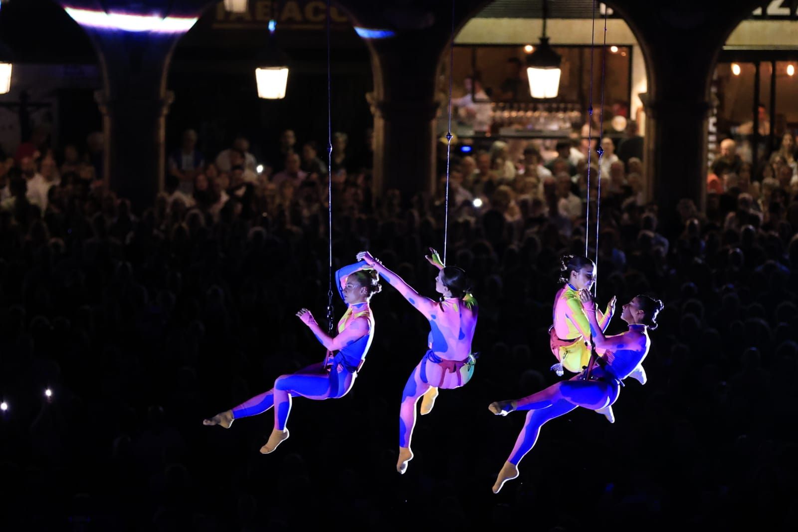 Un fascinante ballet flotante sobre la Plaza Mayor de Salamanca asombra a miles de asistentes