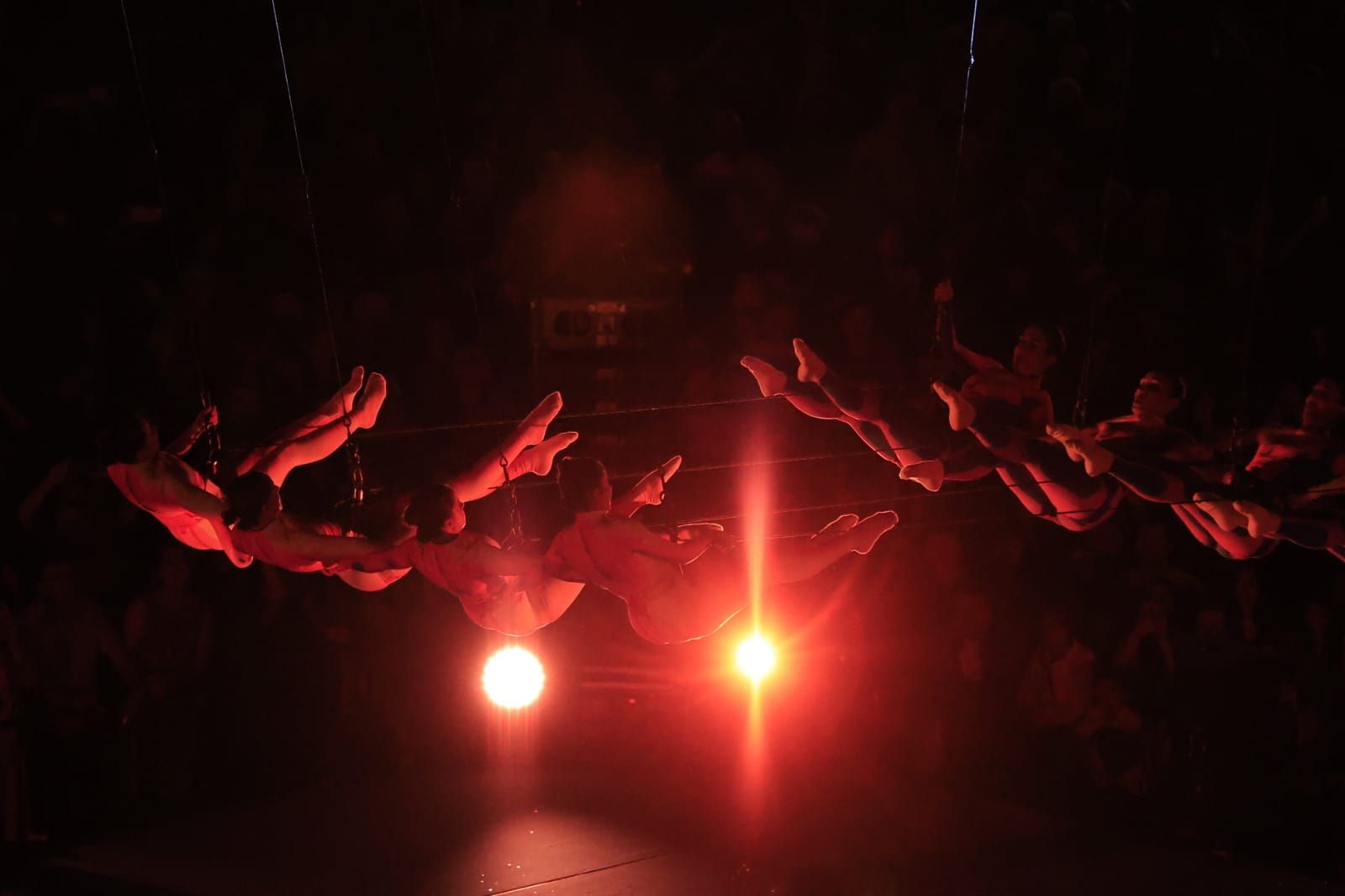 Un fascinante ballet flotante sobre la Plaza Mayor de Salamanca asombra a miles de asistentes