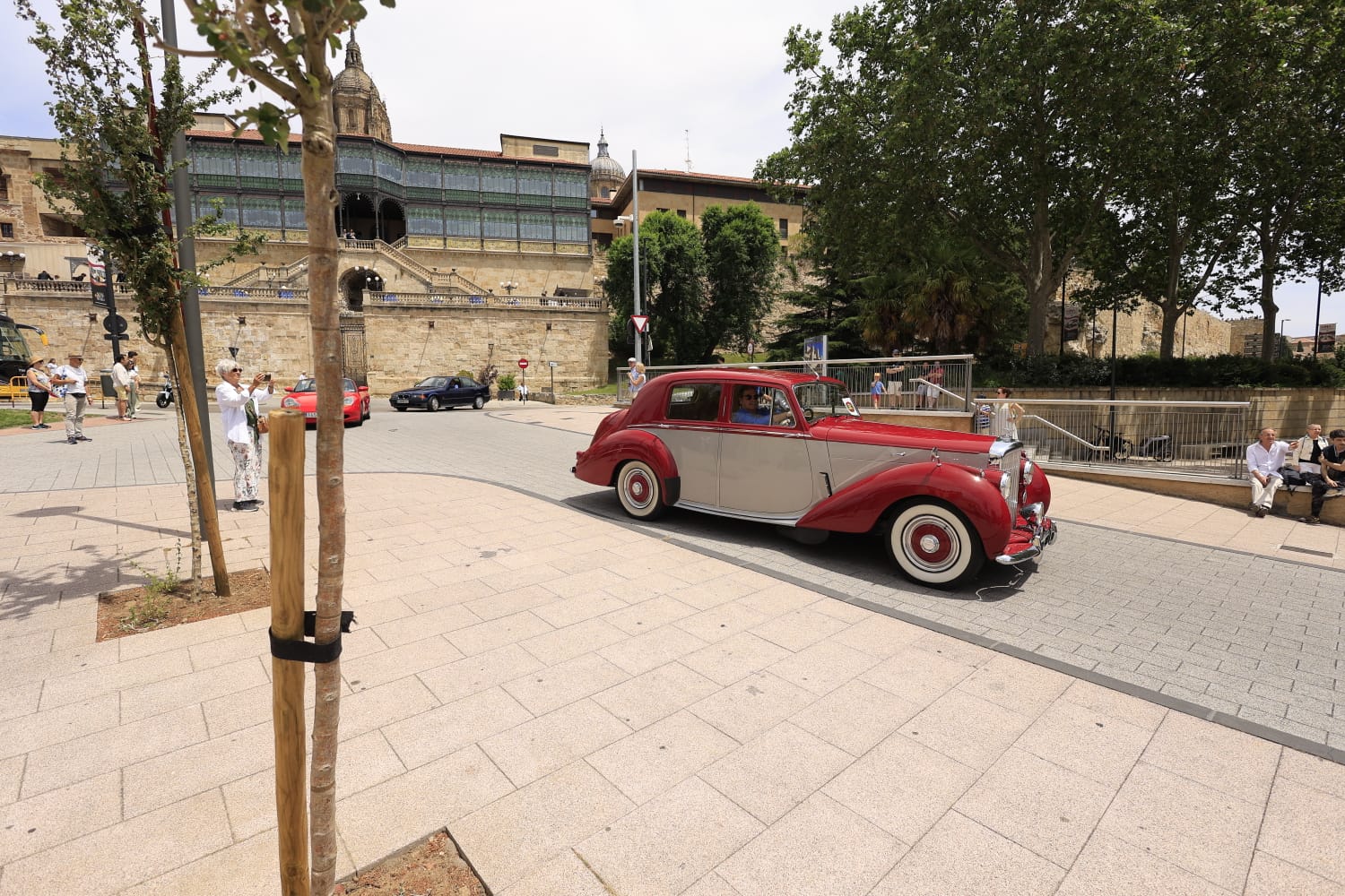 Los coches clásicos no fallan a su cita en las Fiestas de San Juan de Sahagún