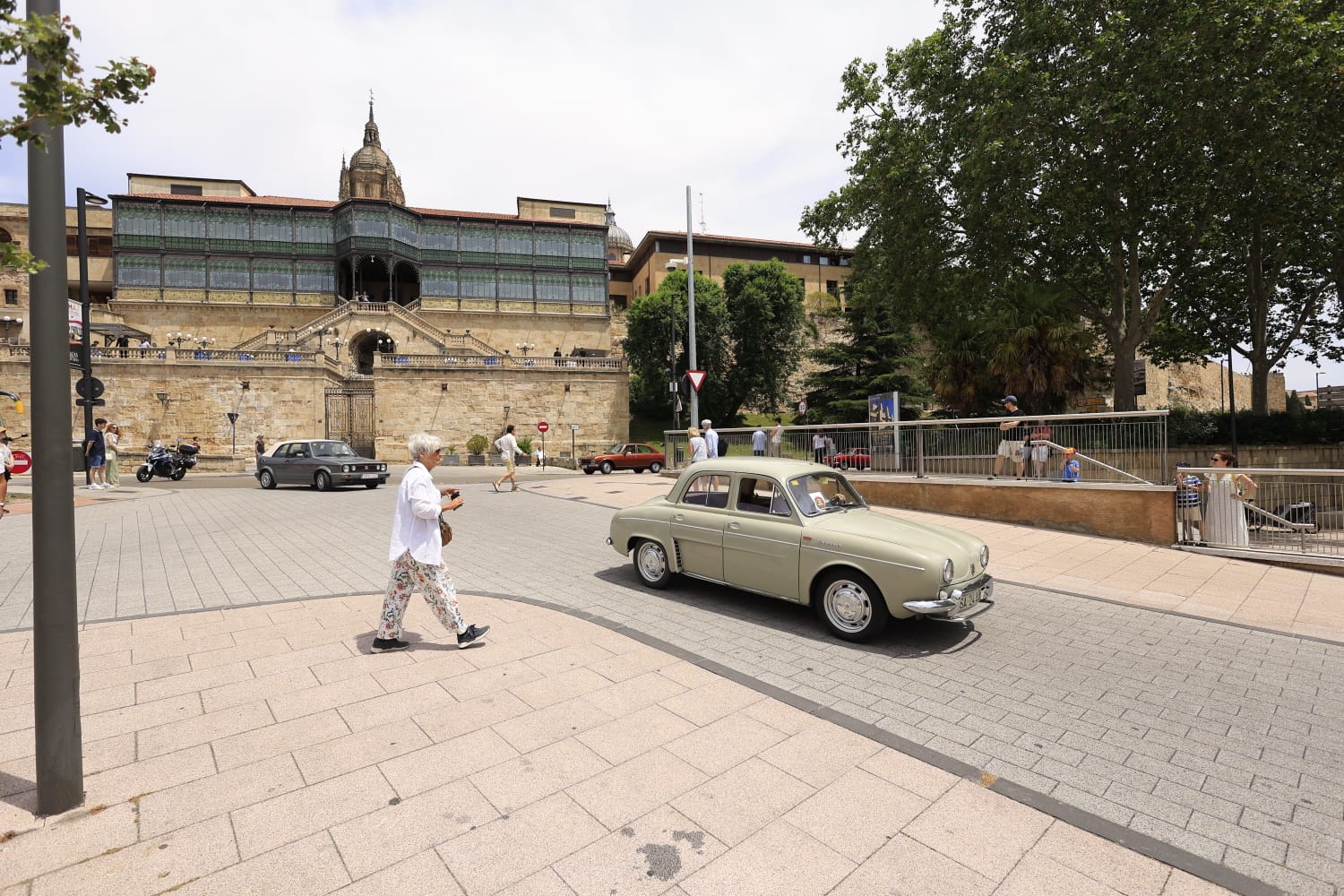 Los coches clásicos no fallan a su cita en las Fiestas de San Juan de Sahagún