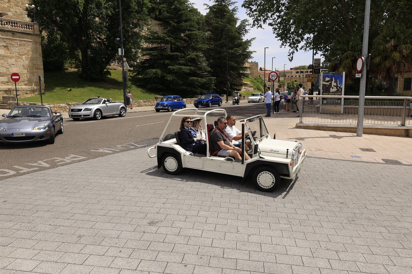 Los coches clásicos no fallan a su cita en las Fiestas de San Juan de Sahagún
