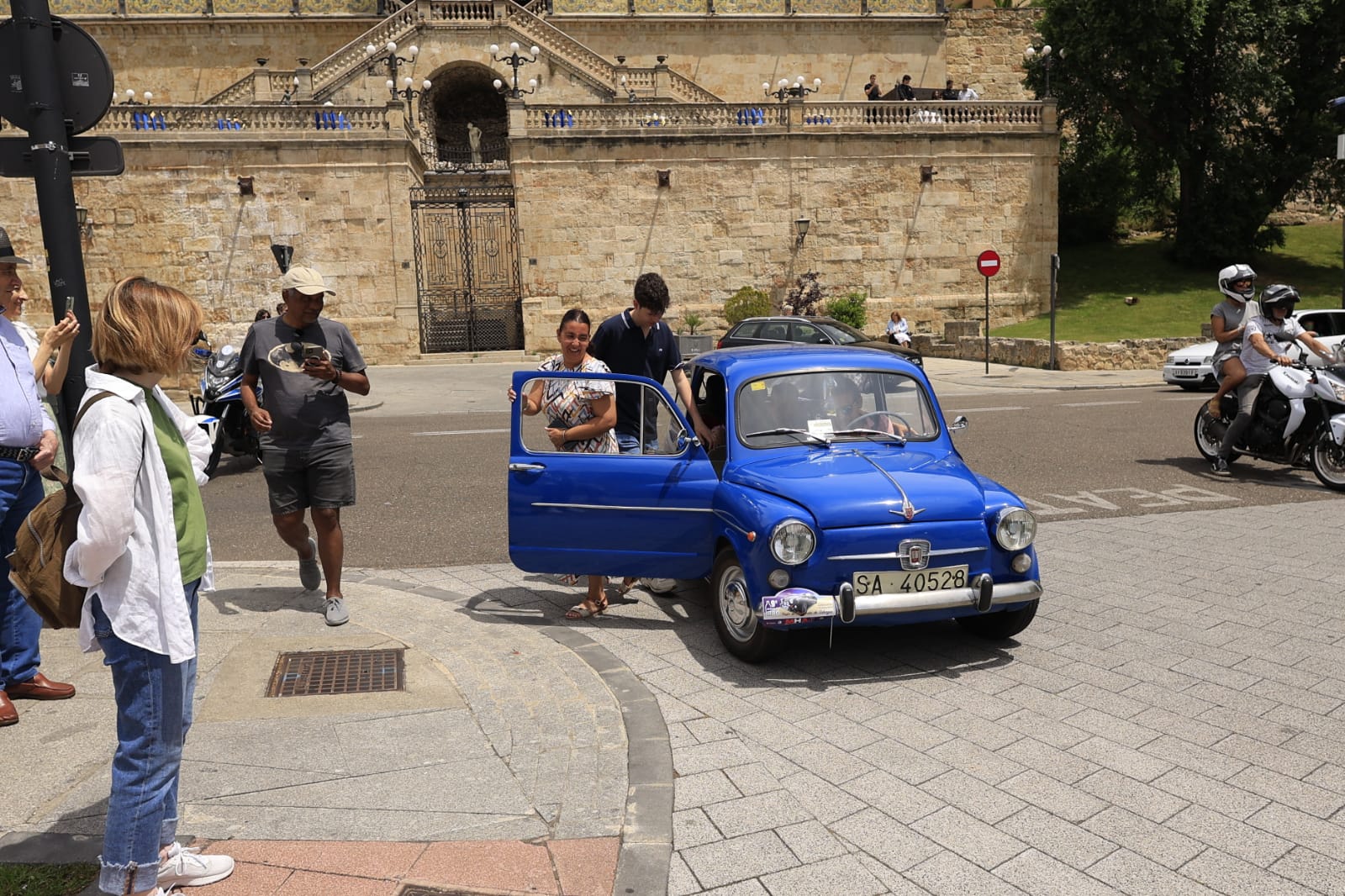 Los coches clásicos no fallan a su cita en las Fiestas de San Juan de Sahagún