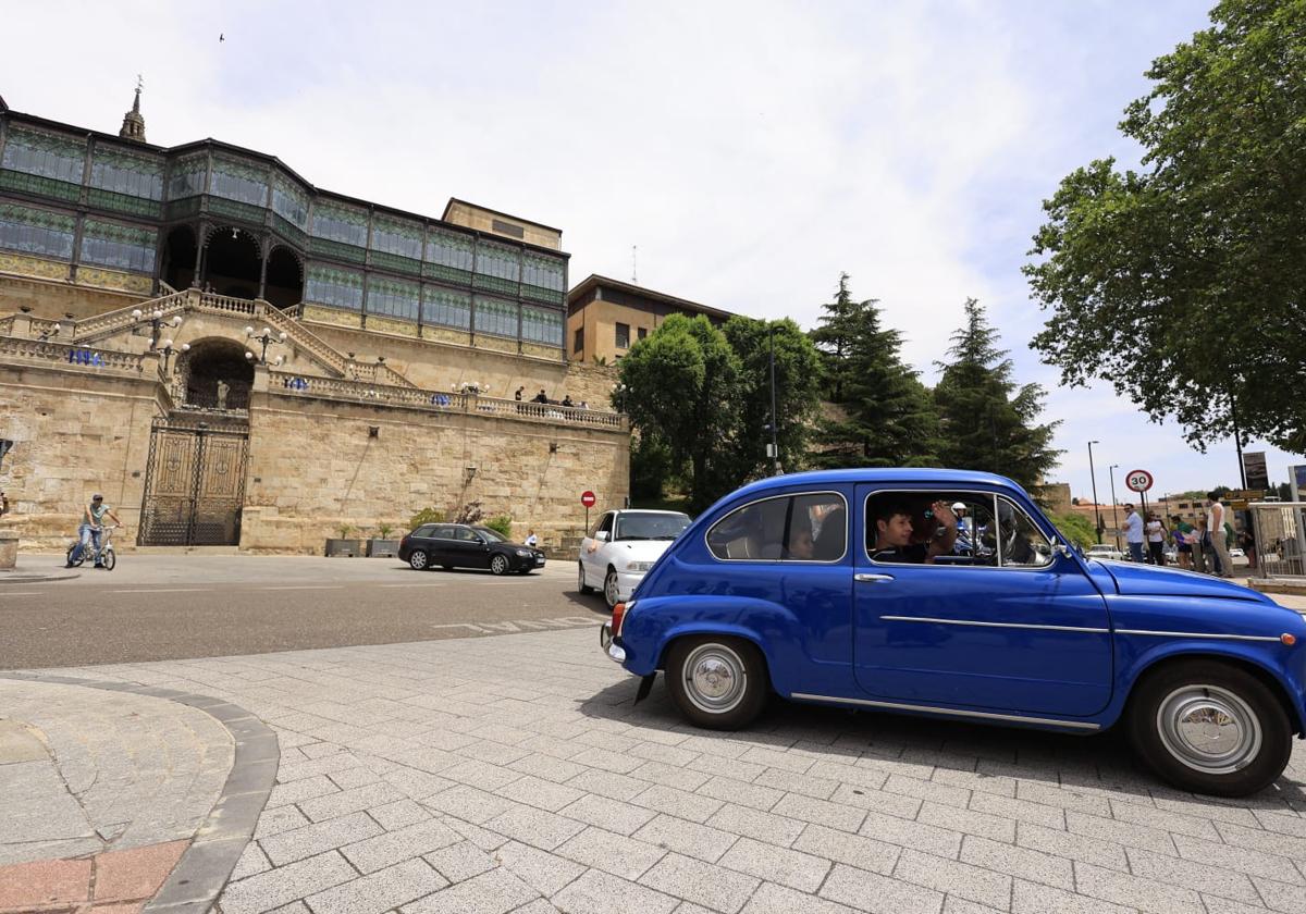 Los coches clásicos no fallan a su cita en las Fiestas de San Juan de Sahagún