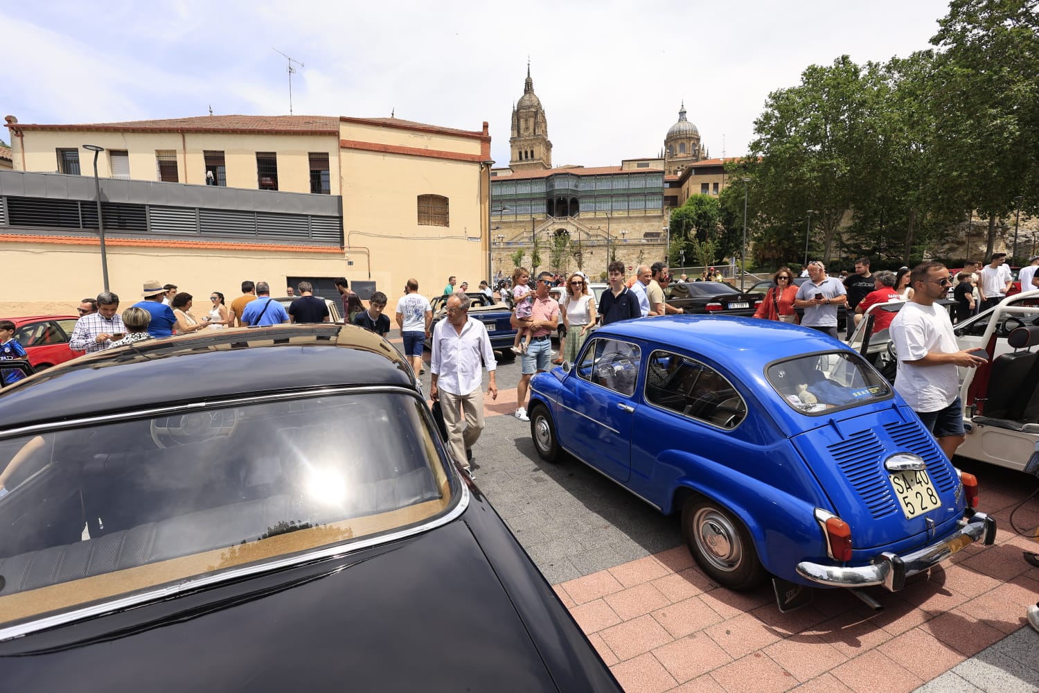 Los coches clásicos no fallan a su cita en las Fiestas de San Juan de Sahagún